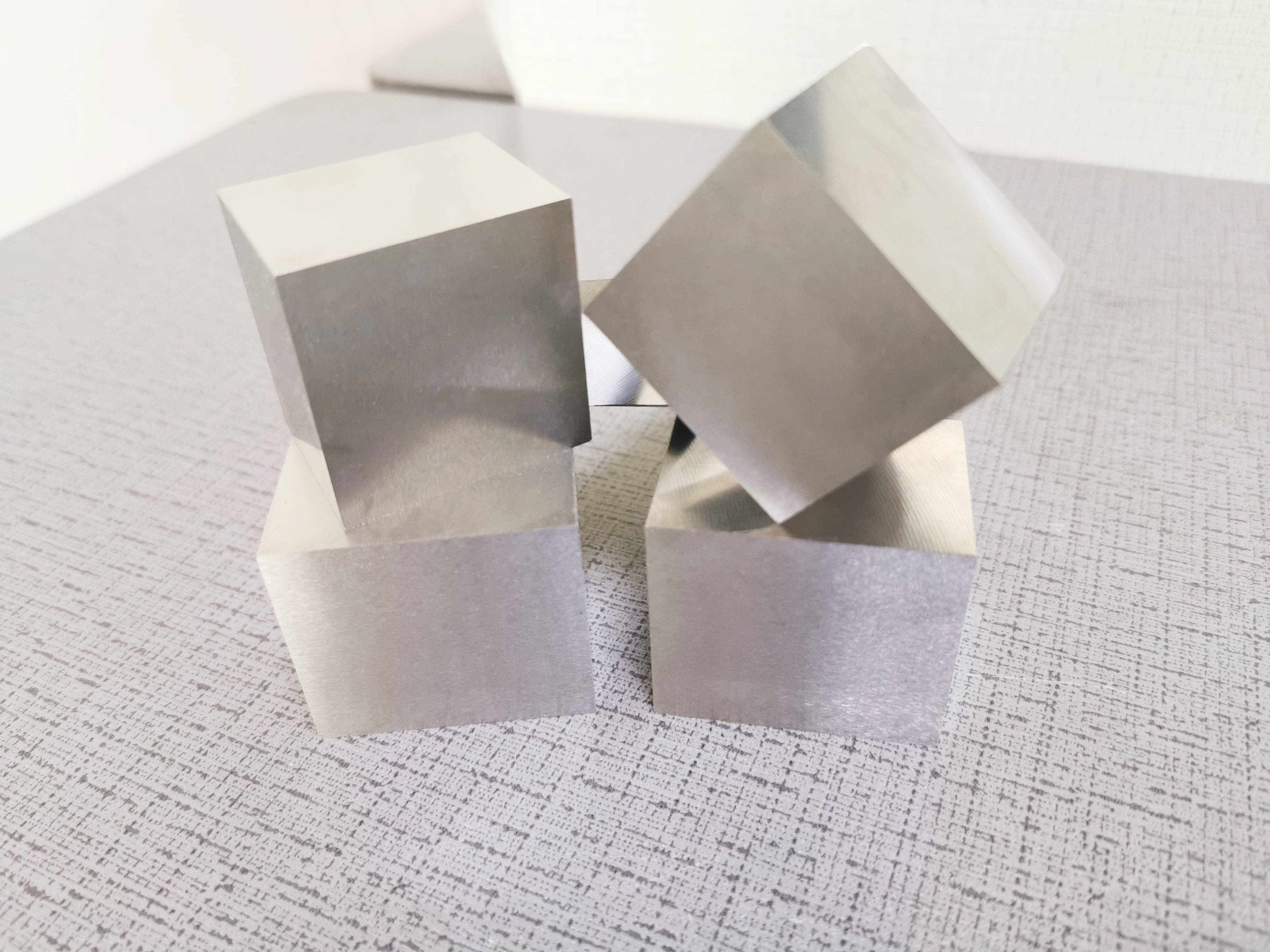 冷作模具鋼與熱作模具鋼的區別與聯系 高性能模具材料的深度解析
